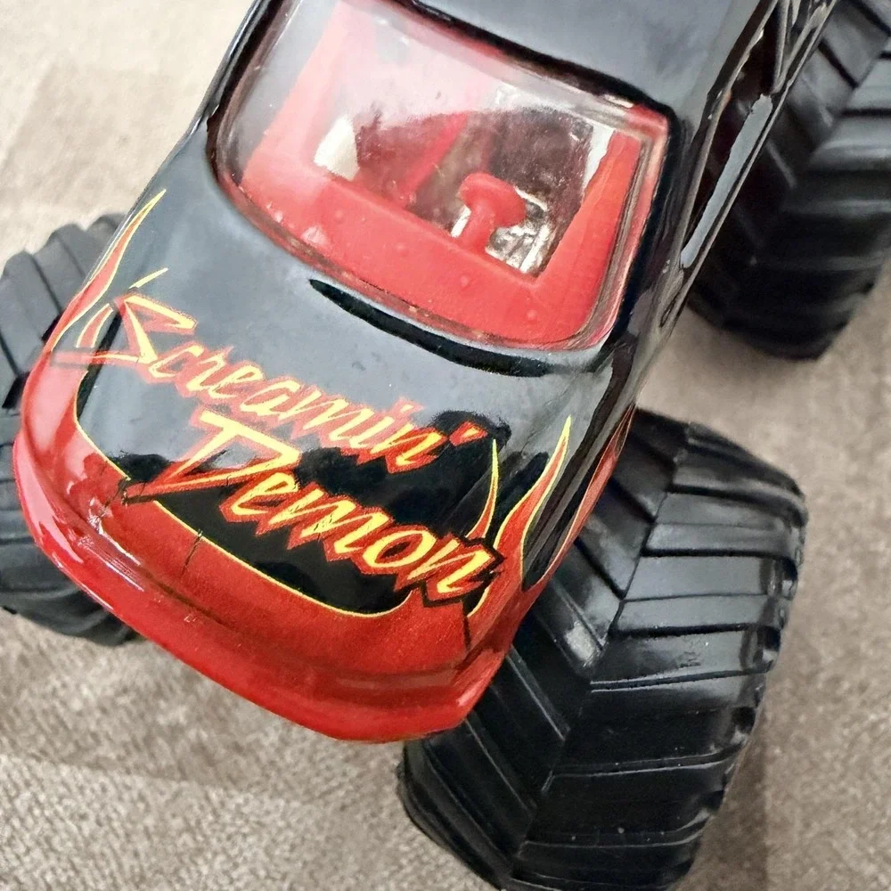 VTG 2006 Hot Wheels Screamin' Demon 1:64 Monster Jam Truck Toy Black Red Flames